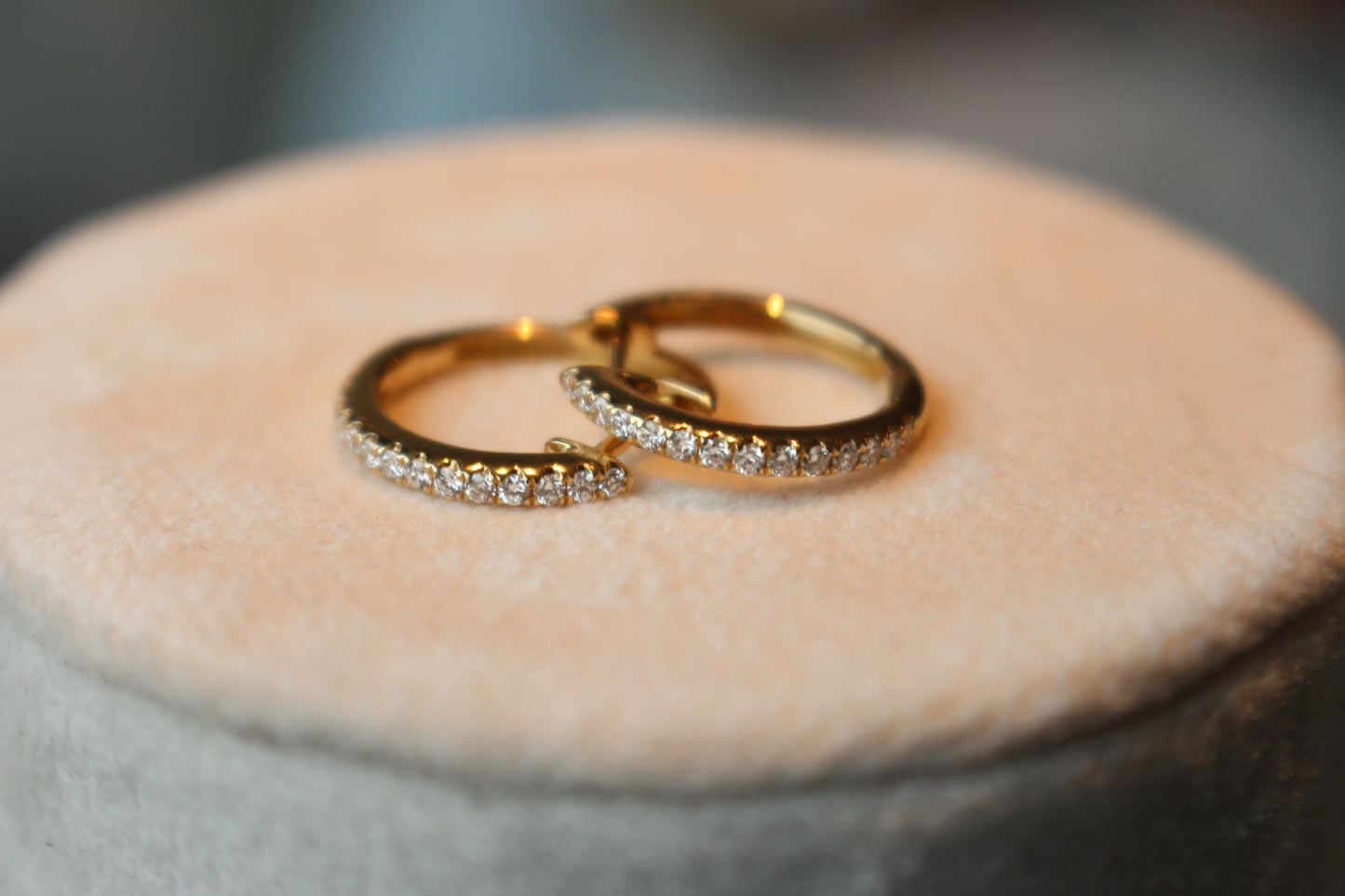 Small shared prong hoops